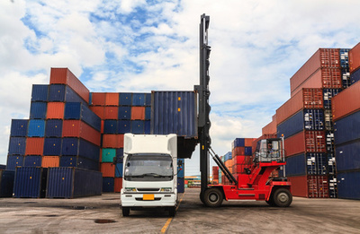 白色半卡車與貨物拖車連接上的空驅(qū)動(dòng)器