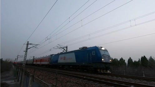 京廣鐵路上的速度與激情 客車(chē)K117與K258會(huì)車(chē)，貨運(yùn)X8109展現(xiàn)強(qiáng)勁動(dòng)力