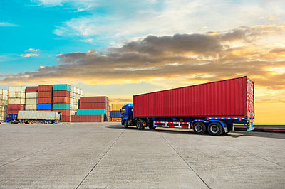 貨運(yùn)卡車(chē) 現(xiàn)代經(jīng)濟(jì)的大動(dòng)脈